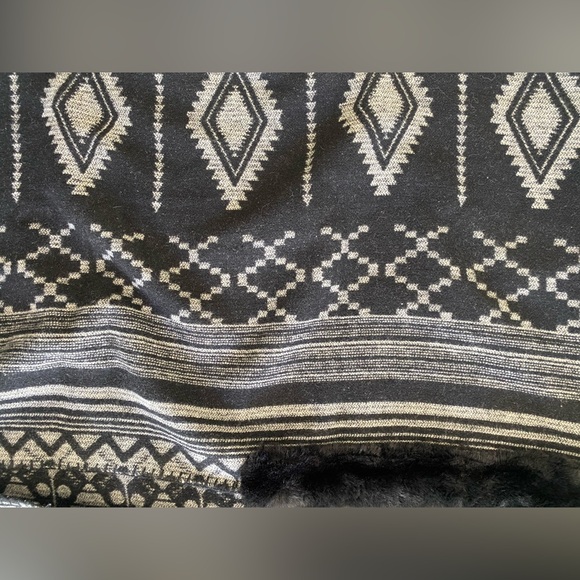 Loft Ann Taylor Tribal Geometric Patterned Black Grey Faux Fur OSFM Cape - Picture 2 of 6